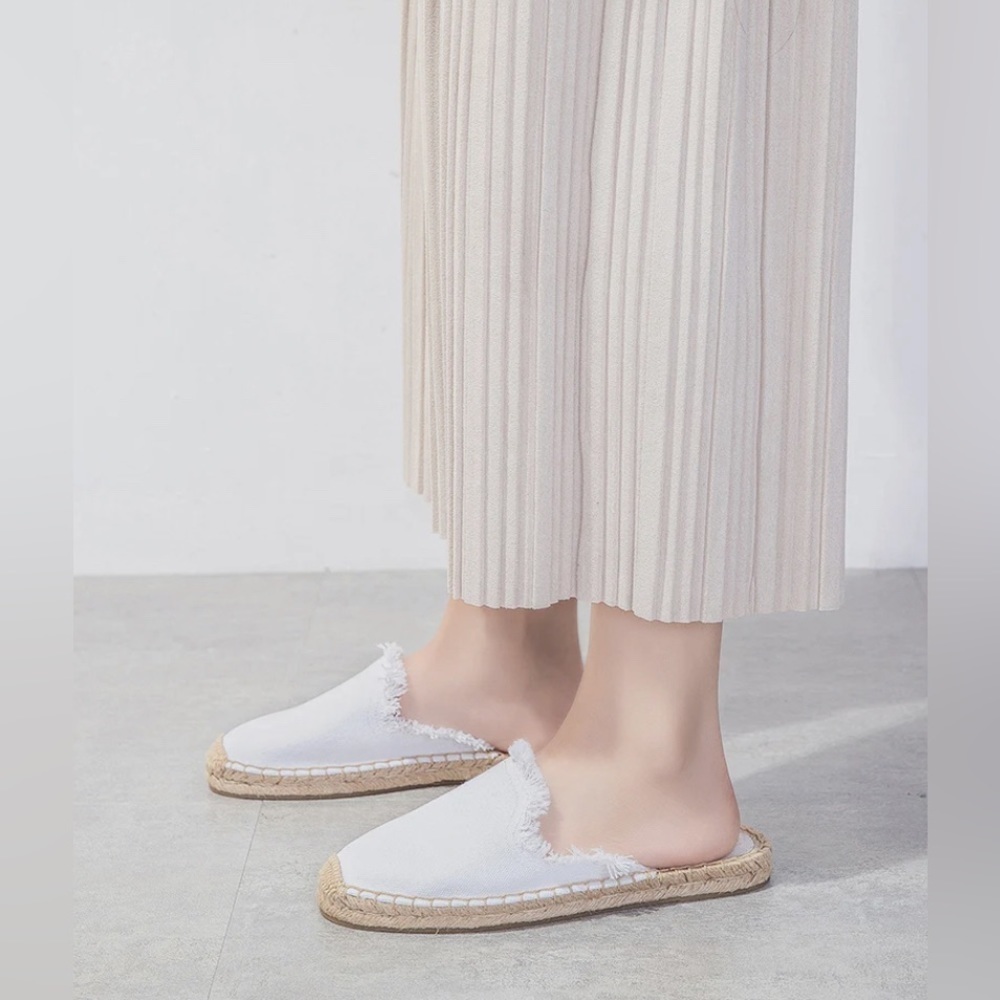 Soludo Women's Frayed Espadrille Mules in white NWT